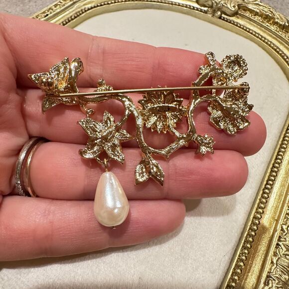 Vintage Avon Garden of Eden Brooch Floral with Dangling Faux Pearl Pin - Picture 4 of 4